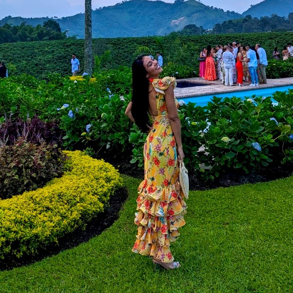 Beautiful yellow dress to impress size S and L. Used just once - Picture 2 of 3